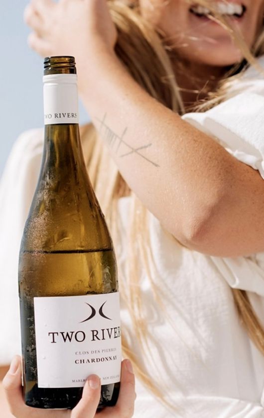 투 리버즈 클로 데 피에르 샤도네이. 인스타그램