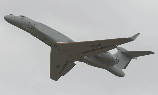 미 공군 전자전기 EA-37B가 활주로에서 이륙해 상승하고 있다. 세게일보 자료사진