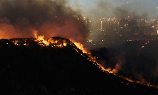 지난 4월 28일 오후 2시 1분께 대구 북구 노곡동 함지산에서 발생한 산불이 야간에도 확산하고 있다. 연합뉴스