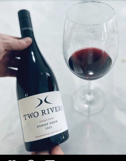 투 리버스 트리뷰터리 피노누아. 인스타램