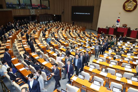 국민의힘 의원들이 1일 오후 서울 여의도 국회에서 열린 본회의에서 최상목 경제부총리 겸 기획재정부 장관 탄핵소추안이 상정되자 우원식 국회의장에게 항의하며 본회의장을 나가고 있다.   뉴스1