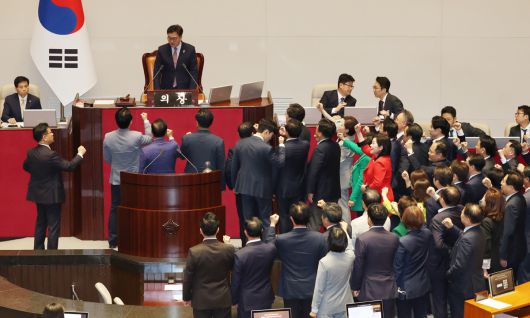 국민의힘 의원들이 지난 1일 서울 여의도 국회에서 열린 본회의에서 우원식 국회의장이 최상목 경제부총리 겸 기획재정부 장관 탄핵소추안을 상정하자 항의하고 있다. 뉴스1