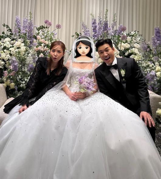 코요태 멤버 신지가 공개한 김종민 결혼식 인증 사진. 신지는 “신부님 얼굴은 지켜주는 걸로”라는 글과 함께 얼굴은 이모티콘으로 가린 신부와 행복한 표정의 신랑 김종민의 사진을 공개했다. 신지 인스타그램 캡처