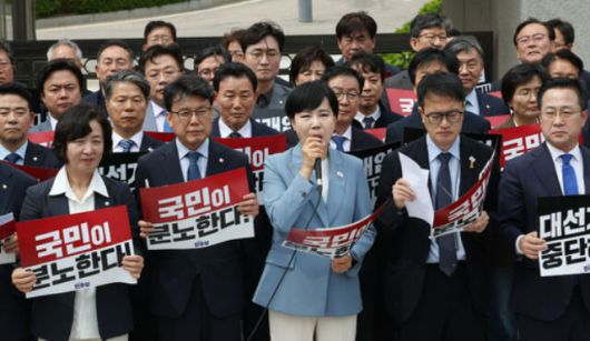 더불어민주당 전현희 최고위원 등 의원들이 2일 서울 서초구 대법원 앞에서 이재명 대선후보의 상고심 결과를 규탄하는 기자회견을 하고 있다. 연합뉴스