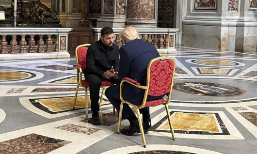 볼로디미르 젤렌스키 우크라이나 대통령(왼쪽)이 지난 4월 26일(현지시간) 프란치스코 교황의 장례 미사에 앞서 바티칸 성베드로 대성당에서 도널드 트럼프 미국 대통령과(오른쪽) 만나고 있다. EPA연합뉴스