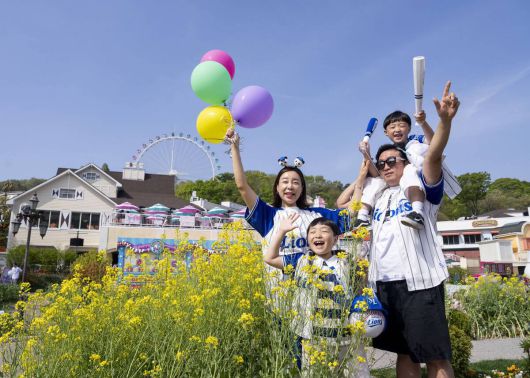 포시즌스가든에  바오패밀리 콜라보 유니폼을 입고 놀러온 가족.