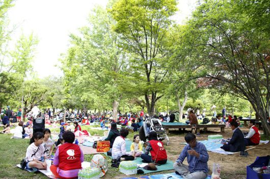 어린이날을 맞아 아이들과 함께 전주동물원을 찾은 가족들이 잔디밭에서 단란한 시간을 보내고 있다. 세계일보 자료사진