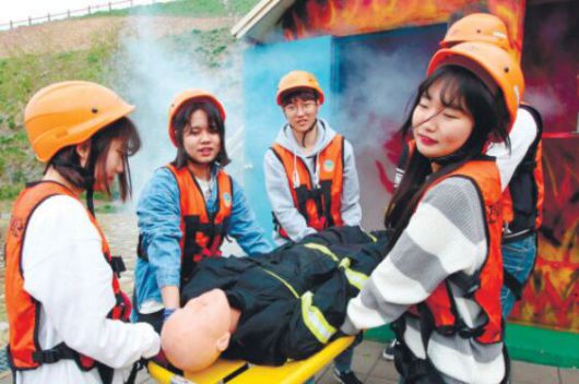 전북 임실 119안전체험관을 찾은 초등학생들이 화재현장 구조체험을 하고 있다. 전북도 제공