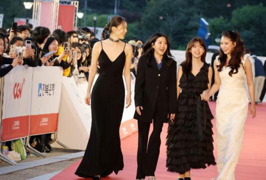 지난달 30일 전북 전주 한국소리문화의전당 모악당에서 열린 제26회 전주국제영화제 개막식에 참석하기 위해 여배우들이 레드카펫을 걷고 있다. 전주시 제공