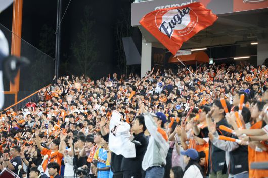 지난 4월 30일 대전한화생명볼파크에서 열린 2025 신한 SOL 뱅크 KBO리그 한화이글스와 LG 트윈스의 경기. 한화이글스 팬들의 응원이 뜨겁다. 연합뉴스