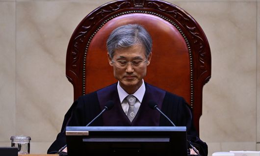 조희대 대법원장이 지난 1일 서울 서초구 대법원 대법정에서 이재명 더불어민주당 대선 후보의 공직선거법 위반 사건 상고심 선고를 준비하며 생각에 잠겨 있다. 뉴시스