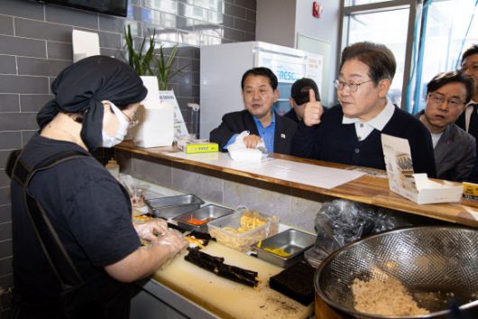 '골목골목 경청투어 : 단양팔경편'에 나선 이재명 더불어민주당 대통령 후보가 4일 경북 영주시 문정둔치에서 열린 2025 영주 한국선비문화축제장과 경북 예천군 도청 신도시에 위치한 분식점을 방문해 주민들의 의견을 청취하고 있다.  뉴스1