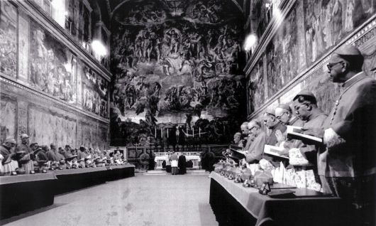 요한 바오로 1세 후임 교황을 선출하기 위해 1978년 10월 14일 열린 콘클라베 모습. 시스티나 성당 안에서 추기경들이 기도하고 있다. AP·연합