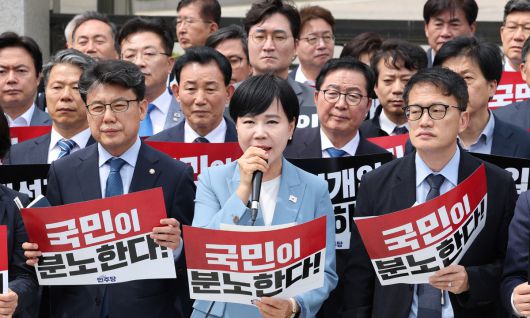 더불어민주당 의원들이 2일 오후 서울 서초구 대법원을 찾아 이재명 더불어민주당 대통령 후보 공직선거법 위반 혐의 사건 상고심 파기 환송 규탄 기자회견을 하고 있다. 대법원 전원합의체는 지난 1일 이 후보의 공직선거법 위반 혐의 사건 상고심에서 무죄인 원심을 깨고 유죄 취로 사건을 서울고법으로 돌려보냈다. 연합뉴스