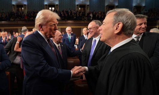 지난 3월 4일 도널드 트럼프 미국 대통령(왼쪽)이 연방의회 상·하 양원 합동회의에서 연설하기 직전 존 로버츠 연방대법원장과 악수하고 있다. AFP연합뉴스