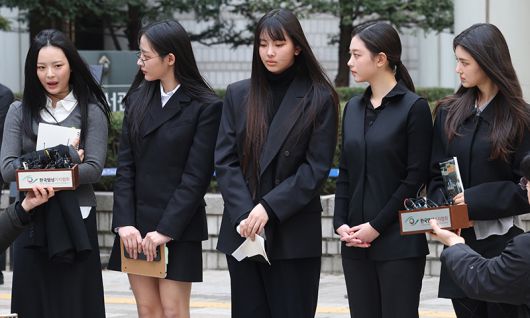 그룹 뉴진스(NJZ 하니, 민지, 혜인, 해린, 다니엘)가 지난 3월 7일 서울 서초구 서울중앙지방법원에서 열린 '어도어, 뉴진스 상대 기획사 지위보전 및 광고계약 체결 등 금지 가처분' 심문기일을 마친 후 취재진의 질문에 답변하고 있다. 뉴시스
