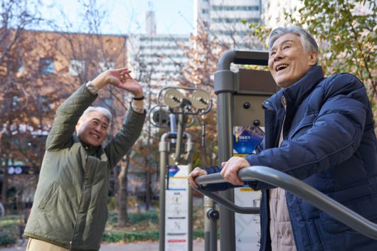 서울 시내 한 공원에서 두 노년의 시민이 야외 운동기구를 이용해 스트레칭과 유산소 운동을 하며 활기찬 아침을 보내고 있다. 최근 '액티브 시니어'의 건강·소비 활동이 증가하면서, 중장년층의 라이프스타일이 점차 다양해지고 있다. 게티이미지뱅크
