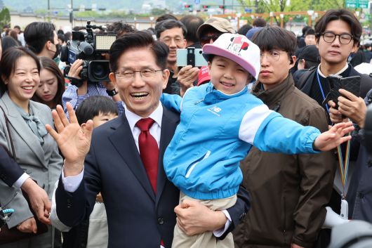 김문수 국민의힘 대선 후보가 5일 서울 종로구 광화문광장에서 열린 동행 축제 펀펀한 광화문광장 행사를 방문해 어린이와 인사하고 있다. 뉴시스