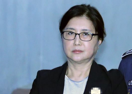 국정농단 사건의 핵심 인물인 최서원(개명 전 최순실) 씨가 법정에 출석하고 있는 모습.   최씨는 박근혜 전 대통령 재임시절 국정 개입으로 중형을 선고받았으며, 최근 형집행정지로 석방된 사실이 뒤늦게 알려졌다. 연합뉴스