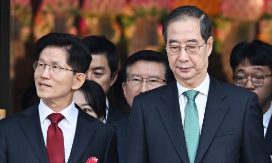 다른 곳 보는 金·韓 국민의힘 김문수 대선 후보(왼쪽)와 무소속 한덕수 예비후보의 단일화 가능성에 관심이 집중되는 가운데 5일 두 사람이 서울 종로구 조계사에서 열린 부처님오신날 봉축 법요식에 나란히 입장하고 있다. 이제원 선임기자