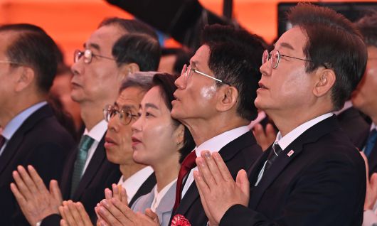 2569(2025)년 부처님오신날을 맞은 5일 서울 종로구 조계사 대웅전 앞에서 열린 부처님 오신날 봉축법요식에서 대선후보들이 참석해 있다. 앞줄 오른쪽부터 더불어민주당 이재명 대선 후보, 국민의힘 김문수 대선 후보, 진보당 김재연 대선 후보, 정의당 권영국 대선 후보, 무소속 한덕수 대선 예비후보. 대통령실사진기자단