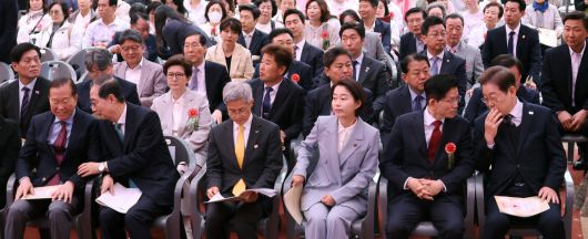 나란히 자리한 대선 주자들 부처님오신날인 5일 오전, 서울 종로구 조계사에서 열린 봉축법요식 행사에 대선 주자들이 참석해 나란히 자리하고 있다. 앞줄 왼쪽부터 국민의힘 권영세 비상대책위원장, 무소속 한덕수 예비후보, 정의당 권영국 후보, 진보당 김재연 후보, 국민의힘 김문수 후보, 더불어민주당 이재명 후보. 대통령실사진기자단