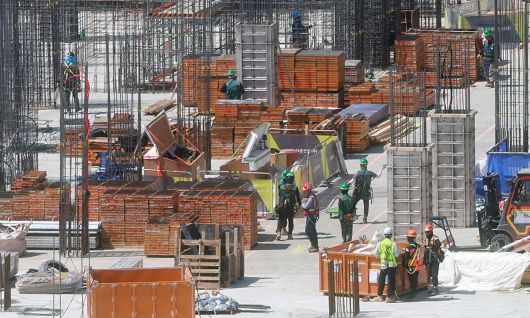 지난 4월 30일 서울 시내 신축 아파트 시공 현장에서 건설노동자들이 작업을 하고 있다. 뉴스1