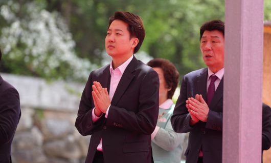 개혁신당 이준석 대선 후보가 5일 부처님오신날 봉축대법회 참석 등을 위해 대구 동화사를 방문하고 있다. 이준석 캠프 제공