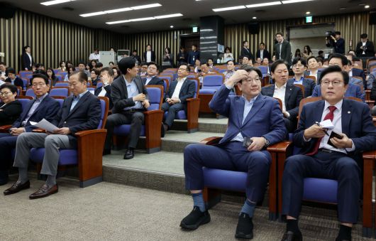 국민의힘 권영세 비상대책위원장과 권성동 원내대표를 비롯한 의원들이 6일 서울 여의도 국회에서 열린 의원총회에 참석해 있다.   허정호 선임기자