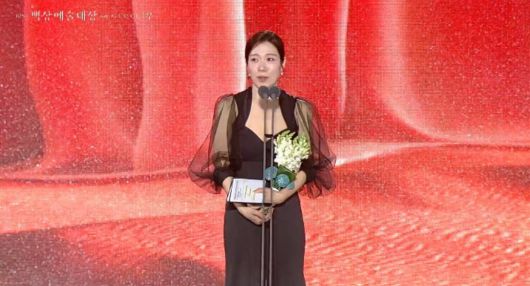 염혜란이 '제61회 백상예술대상' 방송부문 여우 조연상을 수상했다. ’제61회 백상예술대상’ 캡처