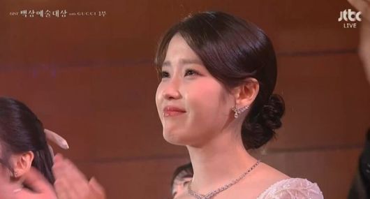 염혜란이 '제61회 백상예술대상' 방송부문 여우 조연상을 수상했다. ’제61회 백상예술대상’ 캡처