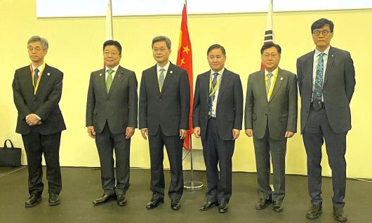 4일 오전(현지시간) 이탈리아 밀라노에서 열린 한일중 재무장관·중앙은행 총재 회의에서 이창용 한국은행 총재 등이 기념촬영을 하고 있다. 왼쪽부터 히미노 료조 일본은행 부총재, 가토 가쓰노부 일본 재무상, 란포안 중국 재정부장, 판궁성 중국 인민은행장, 최지영 기획재정부 차관보, 이창용 한국은행 총재. 한국은행 제공