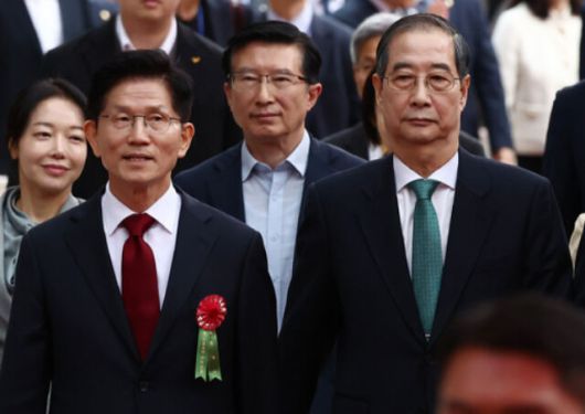 국민의힘 김문수 대선후보(왼쪽)와 무소속 한덕수 대선 예비후보가 지난 5일 서울 종로구 조계사에서 열린 부처님오신날 봉축법요식에 참석해 있다. 뉴스1