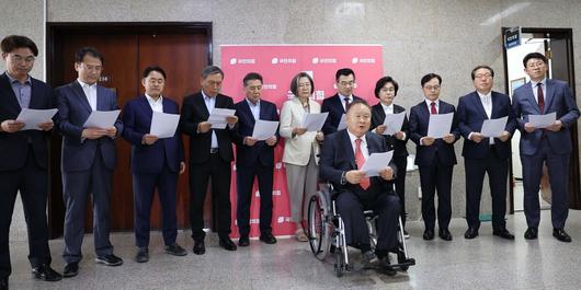 국민의힘 이상민 대전 유성을 당협위원장을 비롯한 원외 당협위원장들이 6일 서울 여의도 국회에서 김문수 대통령 후보와 한덕수 무소속 예비후보의 단일화를 촉구하는 호소문을 발표하고 있다.   허정호 선임기자