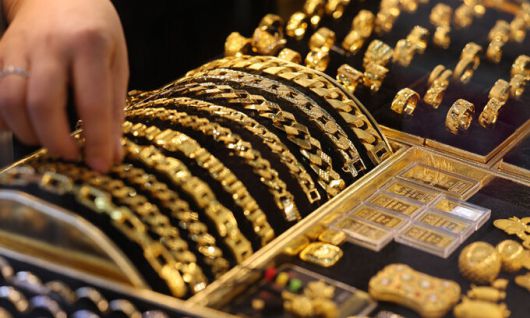 서울 종로구에 위치한 귀금속도매상점에서 직원이 금 제품을 정리하고 있다. 뉴스1