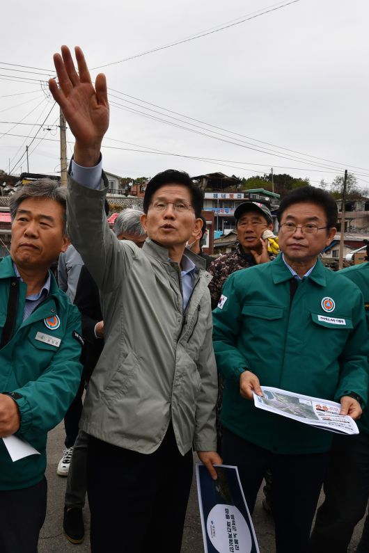김문수 국민의힘 대통령 후보가 6일 초대형산불피해지역인 경북 영덕군 영덕읍 노물리 마을에서 화마가 지나간 자리를 살펴보고 있다.   뉴스1