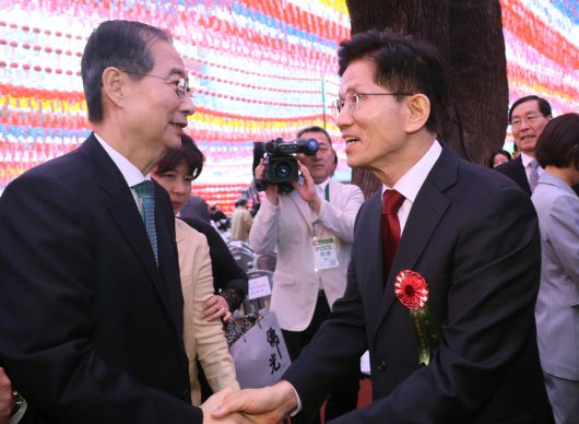 김문수 국민의힘 대선 후보와 한덕수 무소속 대선 예비후보가 5일 서울 종로구 조계사에서 열린 부처님오신날 봉축법요식에서 악수하고 있다. 대통령실사진기자단