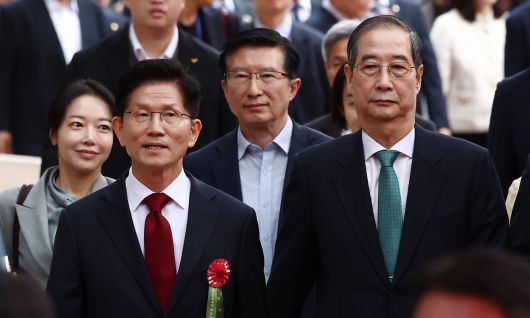 김문수 국민의힘 대통령 후보(왼쪽)와 한덕수 무소속 대통령 선거 예비후보가 5일 서울 종로구 조계사에서 열린 불기 2569년 부처님오신날 봉축법요식에 참석하고 있다. 뉴스1