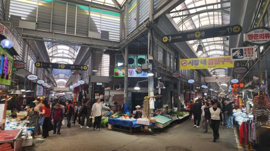 더불어민주당 호남권 경선을 나흘 앞둔 지난달 22일, 광주 북구 전통시장인 말바우시장. 장날이지만 시민들의 지갑은 좀처럼 열리지 않았다. 광주=김현우 기자