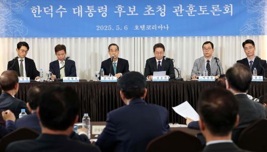 한덕수 무소속 대선후보가 6일 서울 종로구 코리아나호텔에서 열린 '한덕수 대통령 후보 초청 관훈토론회'에서 패널의 질문에 답변하고 있다.