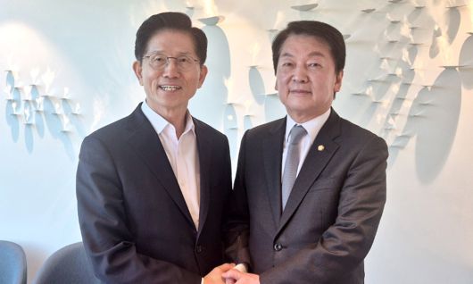 국민의힘 김문수 대선 후보가 7일 서울 여의도 모처에서 안철수 의원을 만나 기념촬영하고 있다. 안철수 의원실 제공