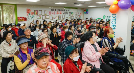 어버이날을 하루 앞둔 7일 서울 동작구 대방종합사회복지관에서 열린 어버이날 행사에서 어르신들이 기념 공연을 감상하고 있다.