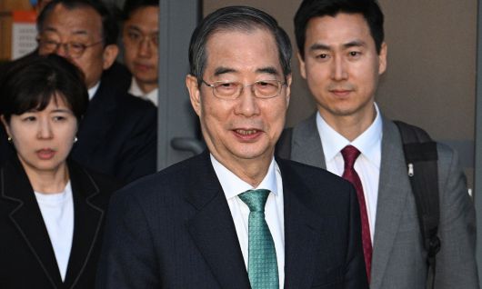 무소속 한덕수 대선 예비후보가 7일 서울 종로구의 한 식당에서 국민의힘 김문수 대선 후보와 후보 단일화 관련 회동을 마친 뒤 떠나고 있다. 국민의힘 김 후보와 무소속 한 예비후보는 후보 단일화 논의를 이날 위해 만났지만, 합의된 사항 없이 끝났다. 연합뉴스