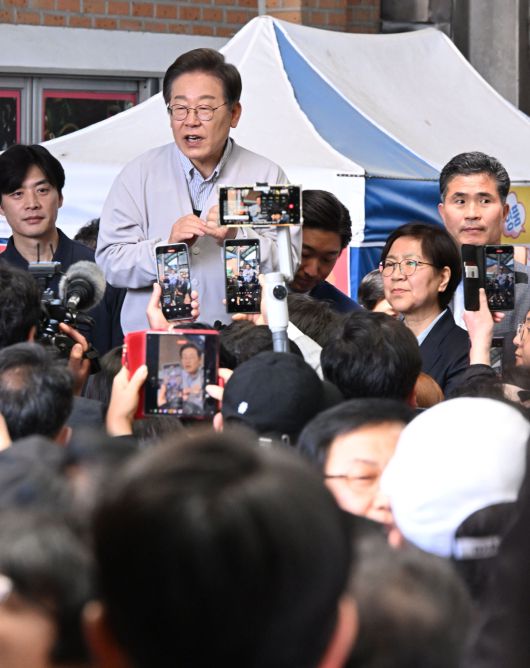 민심을 청취하는 '경청 투어'에 나선 이재명 더불어민주당 대선후보가 7일 전북 임실군 임실전통시장에서 즉흥 연설을 하고 있다. 공동취재