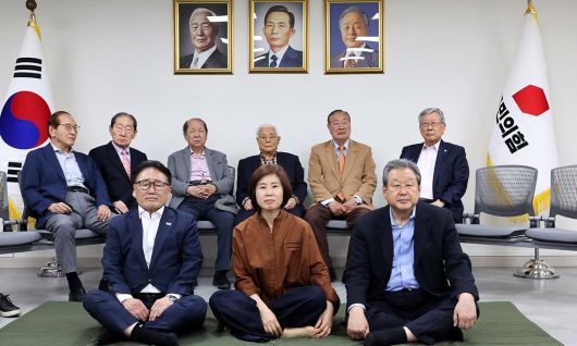 단일화 촉구 단식 농성 국민의힘 유준상 상임고문(앞줄 왼쪽부터), 김미애 의원, 김무성 상임고문이 7일 서울 여의도 중앙당사에서 김문수 대선후보와 무소속 한덕수 대선 예비후보 간 단일화를 촉구하는 단식 농성을 벌이고 있다. 뉴시스