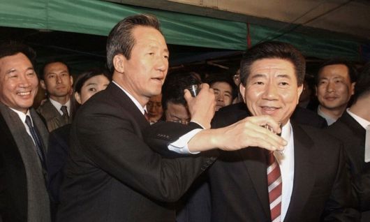 2002년 11월 국민여론조사에 의한 후보 단일화에 합의한 뒤 여의도 한 포장마차에서 소주잔으로 러브샷을 하고 있는 당시 민주당 노무현- 국민통합 정몽준 대통령 후보. 연합뉴스