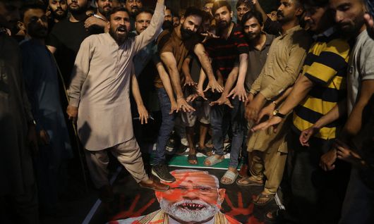 인도 총리 사진 짓밟는 파키스탄 국민들 인도와 파키스탄이 무력충돌을 벌인 7일(현지시간) 파키스탄 신드주(州) 하이데라바드에서 열린 반인도 집회에서 시위대가 붉은색 송곳니를 합성해 나렌드라 모디 인도 총리를 악마화한 사진을 짓밟고 있다.   하이데라바드=AFP연합뉴스