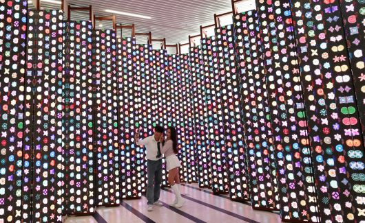 7일 서울 종로구 도화서길 디원에서 '2025 딜라이트 서울' 미디어아트 전시가 언론에 공개되고 있다. 디자인실버피쉬가 자체 개발한 IP를 활용한 미디어아트 '딜라이트'는 프로젝션 맵핑, AR 등 다양한 기술과 AI 체험 요소를 접목한 전시로서, 뉴욕, 워싱턴 DC, 파리, 두바이 등 해외 전시를 거쳐 서울에서 오픈하는 이번 2025 딜라이트 서울은 '화려한 서울의 이미지-휴머니티-서울의 시간과 기억-다른 차원의 세계에 대한 의문-호기심으로 가득한 서울의 이모저모-사이니지 속 한글의 매력'을 주제로 감상 가능하며 오는 8일부터 11월 15일까지 상설 전시로 운영된다.