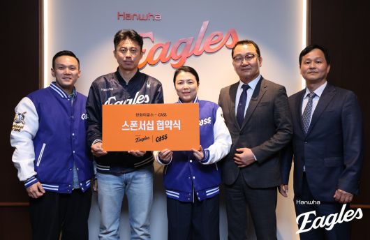 (왼쪽부터) 오비맥주 윤민구 이사, 한화 이글스 손혁 단장, 오비맥주 서혜연 부사장,   오비맥주 길상훈 본부장, 김상률 지점장이 후원 협약 기념사진을 촬영했다. 오비맥주