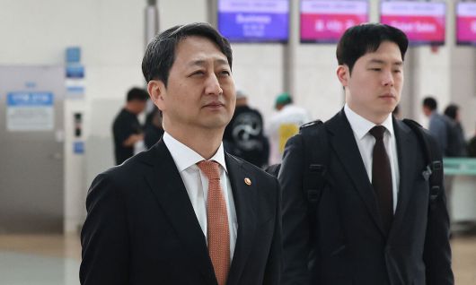 안덕근 산업통상자원부 장관이 6일 오전 인천국제공항 제1터미널에서 체코 두코바니 신규 원전 계약 체결을 위해 출국하고 있다. 뉴스1
